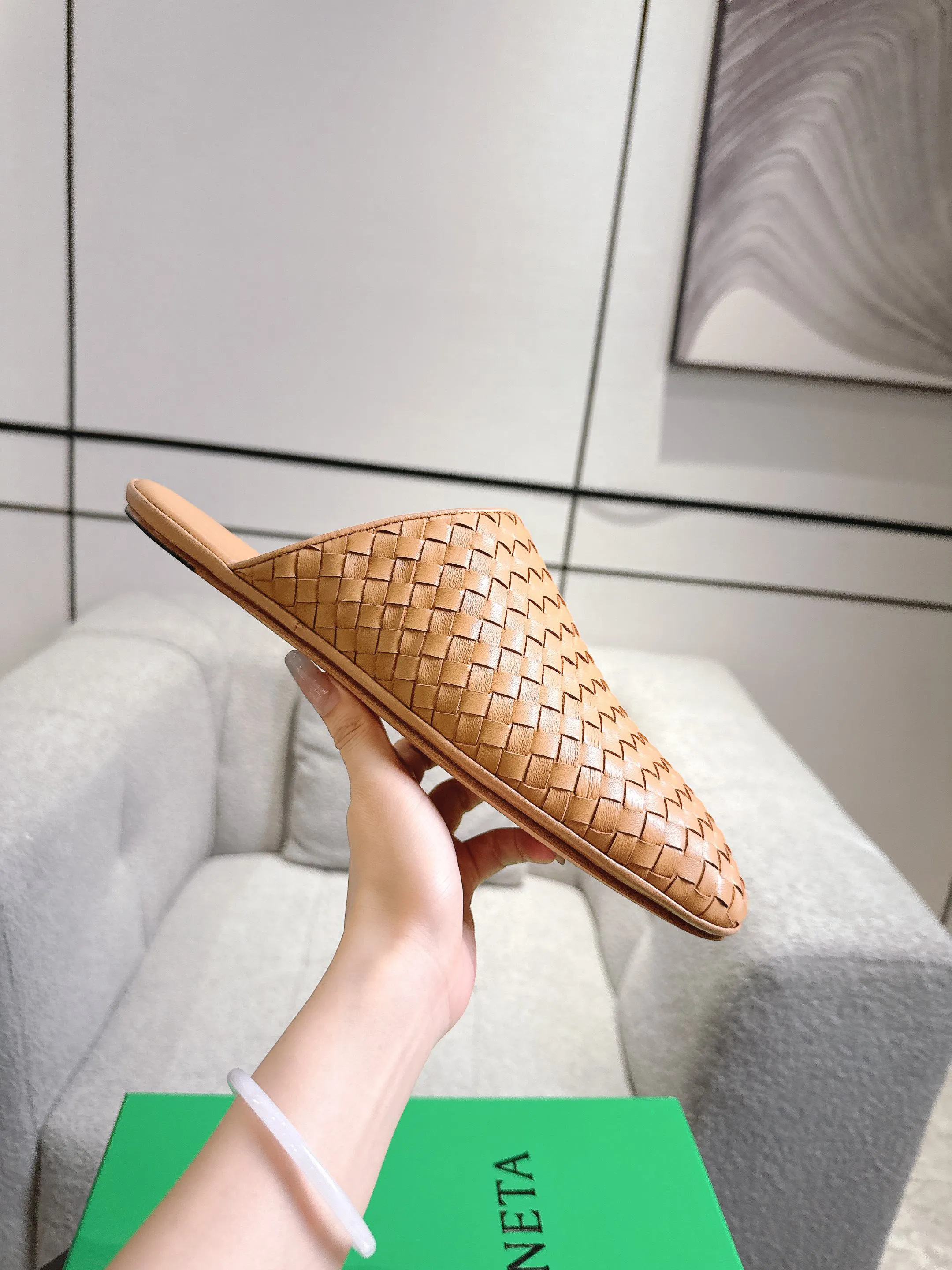 [BV] Top P: 720💰Size for couples: 35-44 (40.41 for women, 38 for men, 45.46.47, custom-made and non-returnable) Bottega Veneta 2025 Autumn counter synchronized genuine leather outsole classic woven half-drag couple model Bottega Veneta square-toe flat shoes, imported mixed sheepskin, imported sheep! Leather outsole! [Rose][Rose]! Purely hand-woven and operated, the original board is reproduced one-to-one! quality assurance!